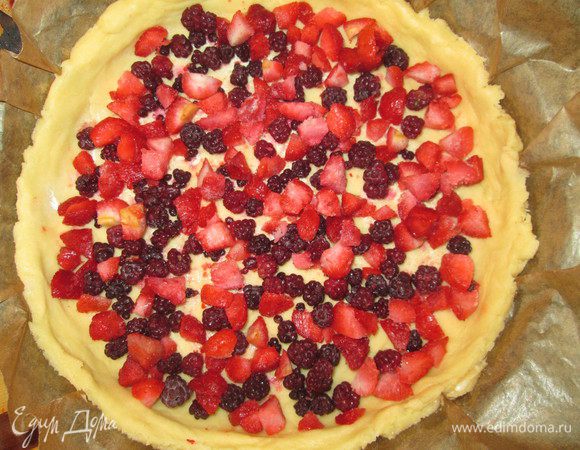 Выложить ягоды (любые), у меня была ежевика и клубника.