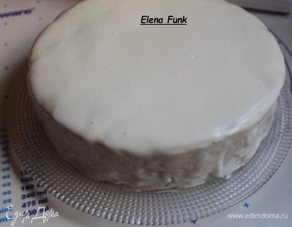 Если у вас остался крем , то зальем им торт. Но я взяла Филадельфию смешала со сметаной на глаз, и с сахаром по вкусу. Залила таким кремом верх. 