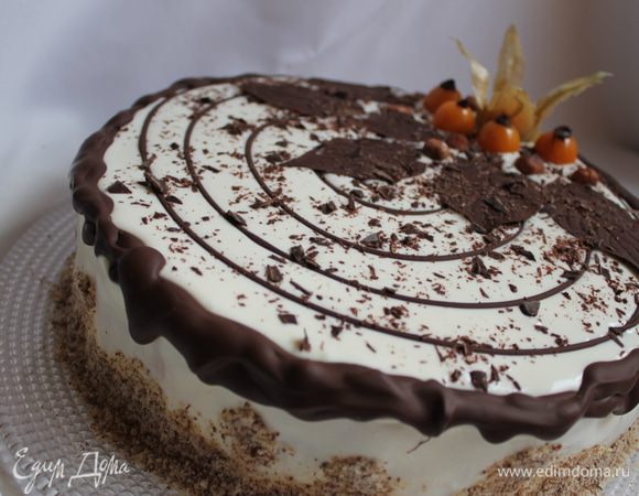 Бока обсыпем молотым миндалем. Листики делаем с оставшегося шоколада. Берем чистые листoчки, и  намажем их шоколадoм изнутри. Кладем на 30 минут в холодильник. Затем аккуратно удаляем листья и  украшаем. Еще добавила физалис. 