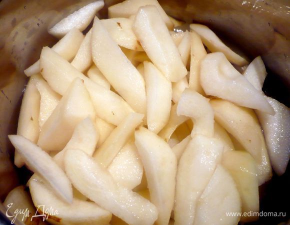 Приготовим тесто. Смешаем 30 г сахара, 1 яйцо, ванилин, соль и муку с натертым на терке холодным маслом до состояния крошки. Добавим 1 — 2 ст.л. холодной воды и слепим из теста шар, завернем его в пленку и уберем в холодильник на полчаса. Груши очистим от кожуры, разрежем на четвертинки, вырежем сердцевину и разрежем четвертинки еще раз вдоль. Из лимона выжмем сок и зальем наши груши. 