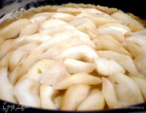 Груши выложим на тесто. 