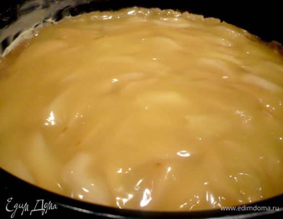 В сотейнике вскипятим 375 мл сиропа и добавим, постоянно помешивая венчиком, разведенный в паре столовых ложек холодной воды порошок ванильного пудинга. Буквально через несколько секунд крем загустеет, снимаем с огня и сразу выливаем его на груши, распределяем равномерно по поверхности. Ставим в духовку на 25 минут.