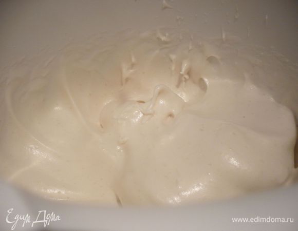 Для заливки разделим 3 яйца на белки и желтки. За 5 минут до окончания выпекания пирога взобьем белки с щепоткой соли до крепкой пены, введем постепенно 70 г сахара и доведем белки до состояния жестких пиков. 