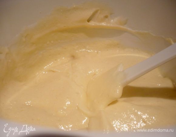 Аккуратно энергичными заворачивающими движениями лопаточки сверху вниз смешаем белки с желтками, а затем со сметаной. Достанем пирог, выложим на него заливку и снова поставим в духовку на 25 минут, уменьшив градус до 180.