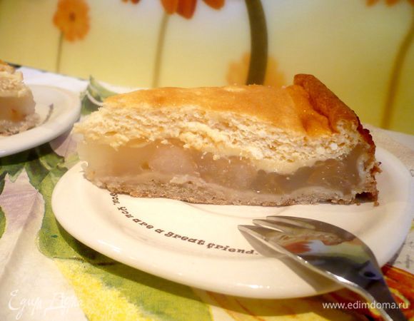 Вынем из духовки пирог, дадим ему остыть в течение часа и выложим его из формы. Приятного вам аппетита! 