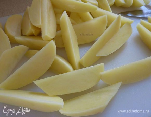 Перец порезать на полоски. Разогреть духовку на 200 гр. Порезать картошку на одинаковые дольки  (размер и форма не важны, главное чтобы были одинаковые).