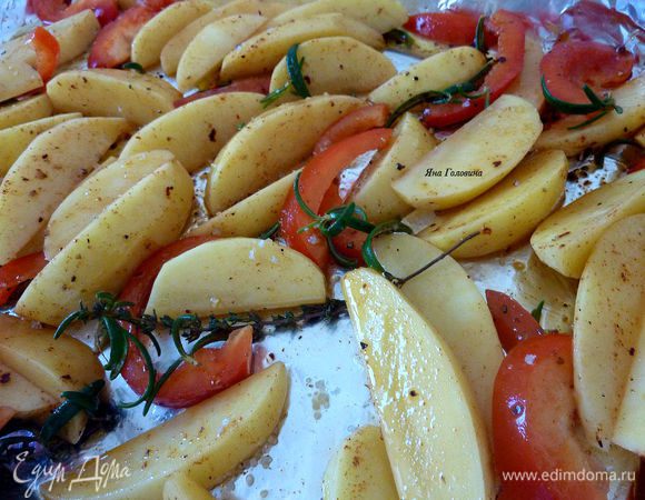 Налить масло на продвинь, добавить картошку и хорошо перемешать что бы вся картошка была покрыта маслом. Добавить розмарин, тмин, соль, перец, паприку и красный перец, всё перемешать.
