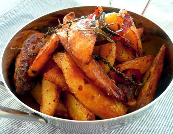 Запекать 30 минут и снова перемешать.

Запекать ещё минут 20 до готовности (зависит от размера и сорта). Выключить духовку и оставить картошку в духовке на 20 минут. 
