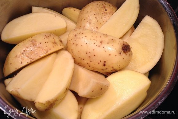 Духовку разогреть до 220 градусов. Картофель нарезать крупно, залить кипятком и варить 7 минут.