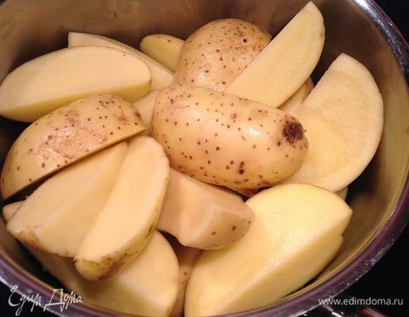 Духовку разогреть до 220 градусов. Картофель нарезать крупно, залить кипятком и варить 7 минут.