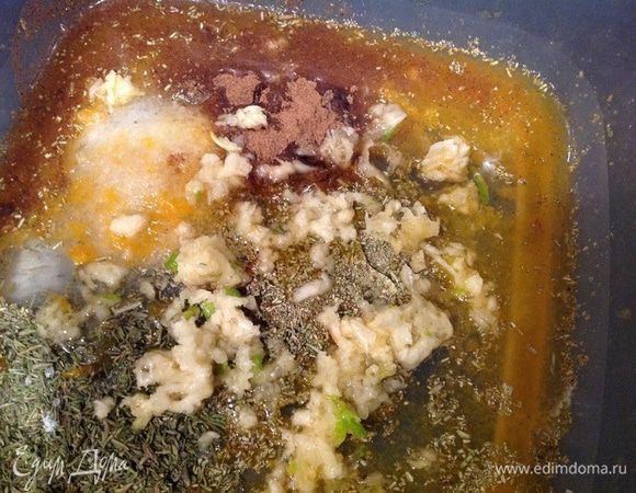 Пока картофель варится приготовить маринад. Смешать розмарин, тимьян мускатный орех, соль, мед, сок мандаринов, 30 г оливкового масла, выдавленный чеснок.