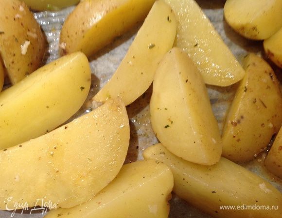 С картофеля слить воду, и выложить в маринад. Хорошо перемешать. Форму для запекания смазать оставшимся маслом и выложить картофель. Запекать в духовке 20 минут до золотистого цвета.