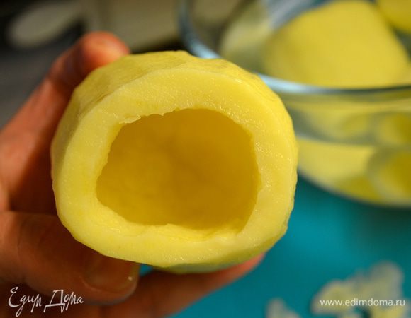 Можно в конце помочь себе маленькой ложечкой. В общем, нам необходимо "выпотрошить" каждую картофелину, сохранив стенки толщиной примерно 0,5 см. Главное не продырявить картошку! Поначалу может показаться сложным... (мне так показалось!)))), но после второй, на третьей картошке Вы уже "набьете руку" и все пойдет как по маслу! ))) Подготовленный картофель сложить в миску с холодной водой. Небольшое количество выпотрошенной мякоти нам пригодится для фарша...     