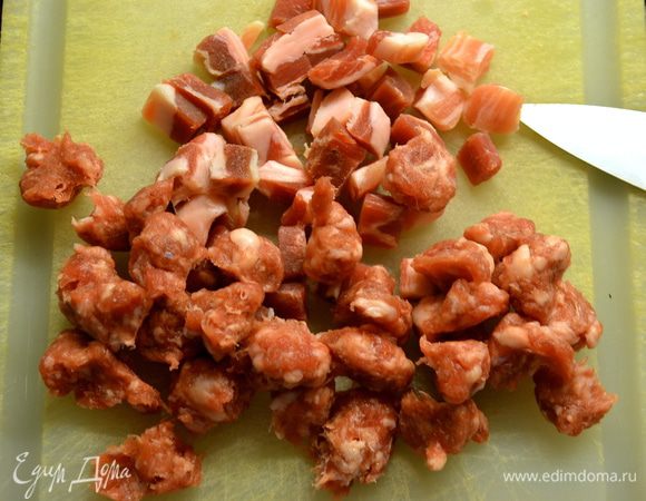 Грудинку и колбаску salsiccia (в крайнем случае, заменить на свиной фарш) нарезать небольшими кубиками. 