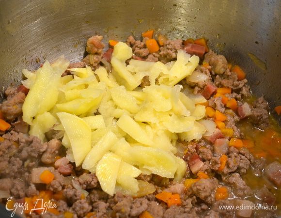 Положить в рагу картофельную мякоть... Я добавила мякоть от двух картошек.