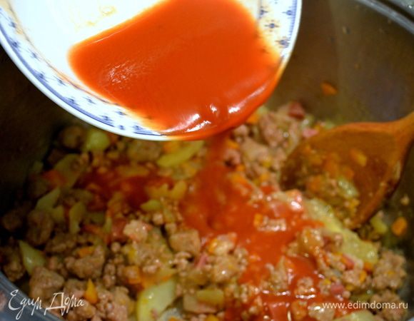 В небольшой миске развести в одном половнике бульона 1 ст. л. помидорного концентрата. И добавить его в кастрюлю с рагу. Следом добавить порезанные помидорки-черри. Все перемешать.