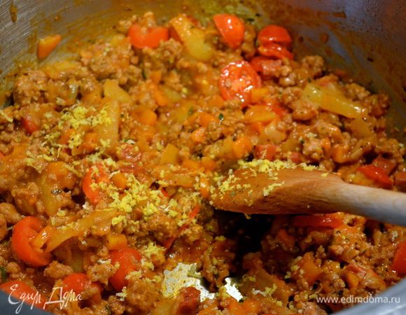 Теперь мелко порубить все имеющиеся у Вас ароматные травки; тимьян, розмарин, майоран и петрушку... В крайнем случае, если у Вас нет свежих, можно заменить на сушеные...   Положить ароматную смесь в кастрюлю и в конце добавить натертую цедру половинки лимона. Он придаст замечательный, не навязчивый свежий аромат Вашему мясному рагу. 