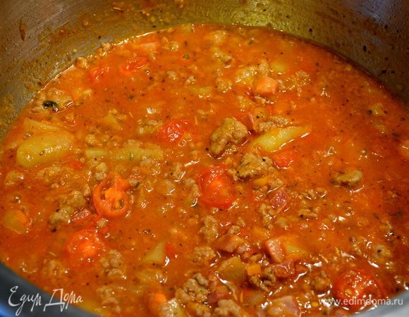 Еще раз все как следует перемешать. Посолить и поперчить по вкусу. (по рецепту надо еще положить мелко нарезанный острый перчик-чили, но я не стала придавать эту пикантную ноту своему блюдо, т.к. готовила и для детей!...) Добавить 2 половника бульона, накрыть кастрюлю крышкой, уменьшить огонь до слабого и дать рагу потушиться 30 минут. Не забываем время от времени контролировать и помешивать, чтобы не пригорало... В случае, если жидкость слишком выпариться, добавить еще немного бульона.  