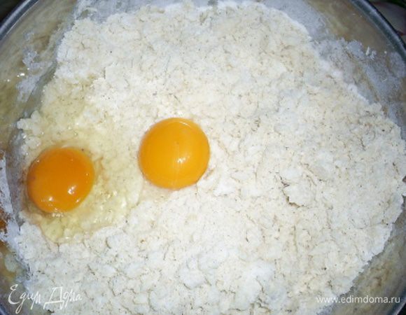 Масло комнатной температуры растираем с сахаром.Добавляем к полученной массе корицу, измельченную гвоздику и натертый на мелкой терке имбирь. Перемешиваем, всыпаем муку, растираем до получения крошки и добавляем яйцо (на фото я делала двойную порцию теста).
