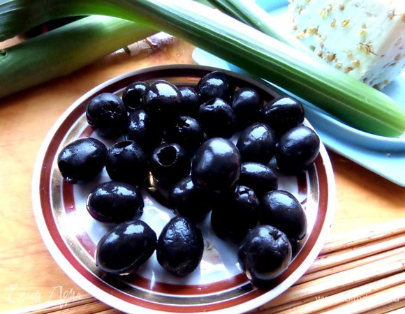 Оливки покупаем без косточек,там отличное отверстие для фиксации зелени.