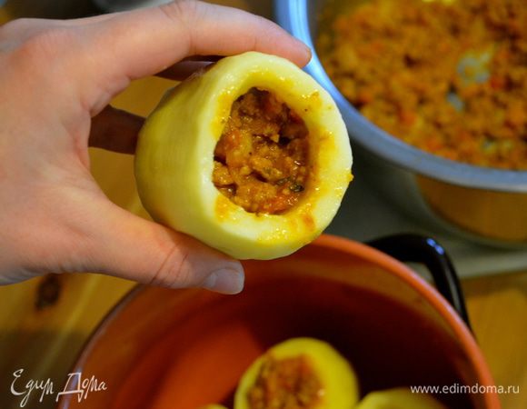 Как только рагу будет готово... Берем кастрюлю с высокими стенками не очень широкую (то количество картофеля, которое Вы планируете готовить, должно стать плотно в кастрюлю, без лишнего пространства). Кастрюля должна быть такой, которую можно после  поставить и в духовку... Сбрызнуть дно кастрюли оливковым маслом... Теперь берем наш картофель, достаем из воды, удаляем остатки жидкости с помощью бумажного полотенца и немного солим внутри. Маленькой ложечкой заполняем каждую картофелину полученным рагу.   