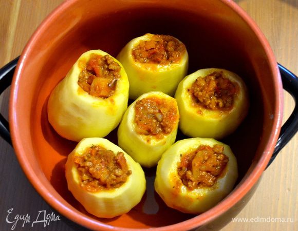 Ставим фаршированный картофель в кастрюлю. 
