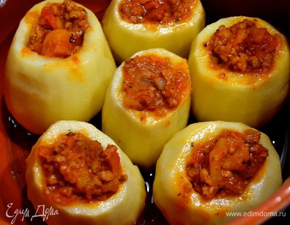 С краю, по стенке кастрюли добавляем осторожно пару половников бульона, накрываем крышкой и ставим тушиться на несильный огонь, пока картофель на станет мягким и не будет готов! У меня картофель тушился 40 минут... Готовность аккуратно проверить кончиком ножа или вилкой. 