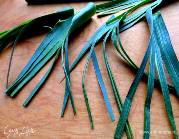 Надрезаем и дальше тянем за волокна,но не до конца!