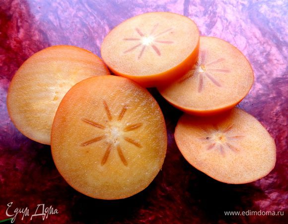 Для основания возьмём, например, хурму, но не переспелую! Делим на толстенькие кружочки.