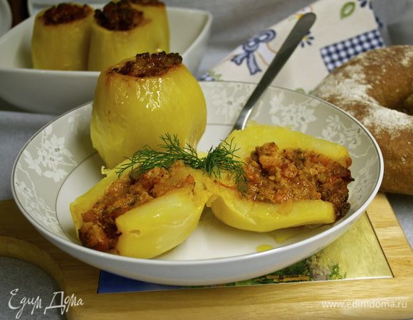 Выложить готовый фаршированный картофель на тарелки и подавать! Я налила внутрь каждой картошки жидкость со дна кастрюли, где тушился картофель! ))))  