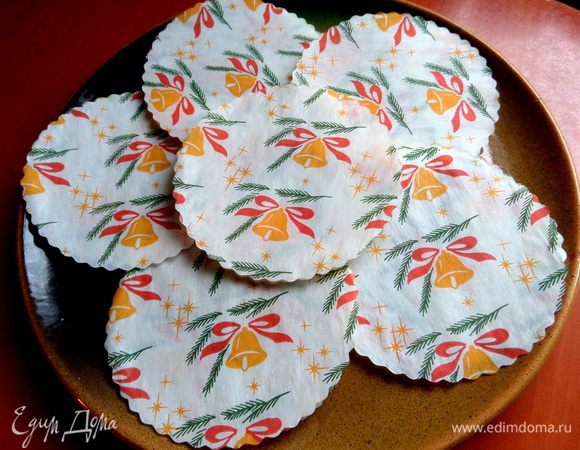 На большое блюдо стелим вот такие бумажки-подставочки.