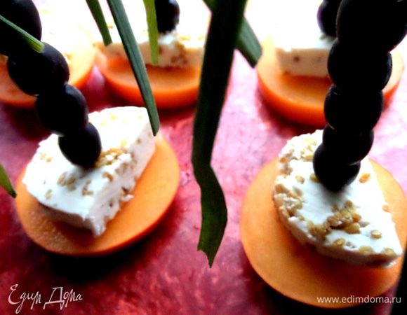 Пальмочки твёрдо втыкаем в основу...