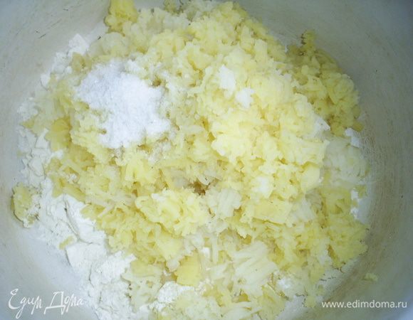 В емкость с мукой протираем через сито отваренный в подсоленной воде картофель. Добавляем масло или маргарин комнатной температуры, соль, яйцо, белок и замешиваем мягкое тесто. Оно сможет слегка липнуть к рукам, это нестрашно. Отправляем тесто в холодильник, предварительно завернув в пищевую пленку.