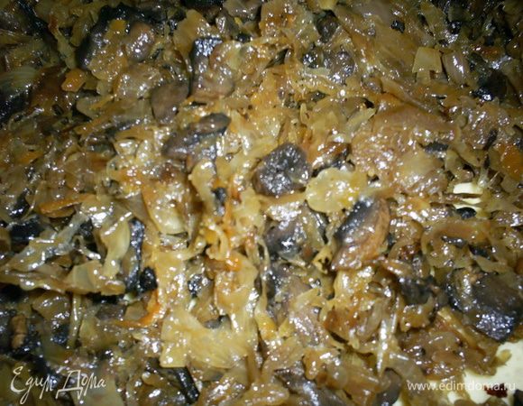 Заранее позаботимся о начинке. Она может быть теплой, но не горячей! Лук мелко режем и обжариваем до прозрачности, добавляем натертую на крупной терке морковь и жарим до полуготовности. Пришел черед шампиньонов, которые мы моем и нарезаем тонкими пластинками. Жарим до испарения жидкости. Затем добавляем на сковороду отжатую квашеную капусту, перемешиваем и тушим под закрытой крышкой 20-25 минут на медленном огне. Периодически помешиваем, чтоб не пригорело, если нужно, добавляем соль, сахар по вкусу. 