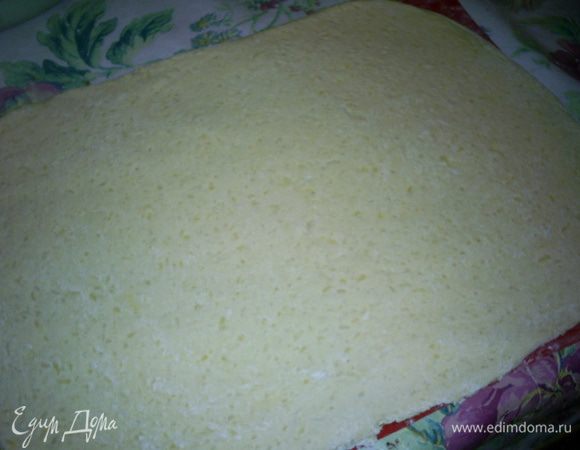 Раскатываем тесто в пласт приблизительно 30*40см. Это удобно делать на пергаменте или силиконовом коврике, чтобы с их помощью свернуть рулет. И тесто, и рабочую поверхность перед раскаткой теста слегка посыпаем мукой.