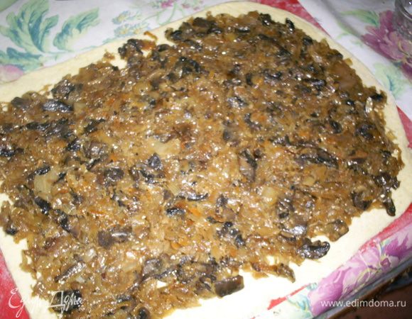 По тесту равномерно распределяем остывшую начинку, не доходя по 1 см до краев.