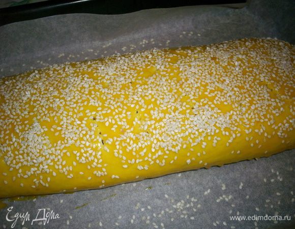 Щедро посыпаем наш рулет кунжутом и отправляем в разогретую до 180-190 градусов духовку. Выпекаем до красивого золотистого цвета 30-35 минут