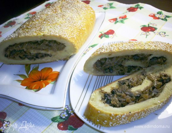 Готовому рулету даем остыть на противне. Очень вкусно как в теплом, так и в холодном виде. Приятного аппетита!!!