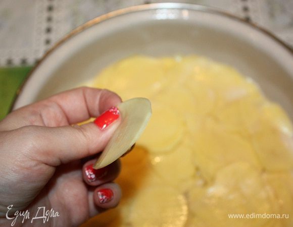 Картофель почистить и нарезать на тонкие кружочки. Нарезая картофель, сразу опускаем его с миску со сливками.