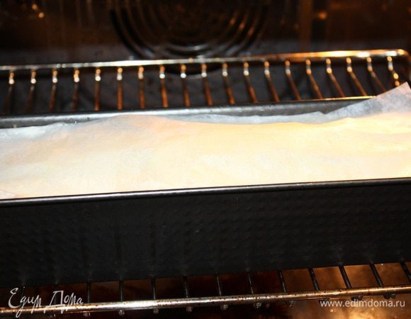 Накрываем картофель бумагой и ставим запекаться в духовку при температуре 180 градусов 1час 30 минут.