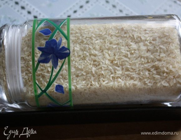 Достаем из духовки. Не раскрывая бумагу, кладем сверху пресс. Ставим в холод до полного остывания.