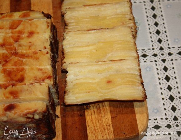 Удаляем бумагу и достаем картофель. 
Нарезать картофель на порционные кусочки.
