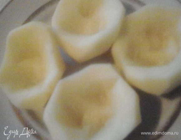 Картофель чистим, максимально вырезаем серединку. Если картофелины большие. то можно разрезать их пополам. 