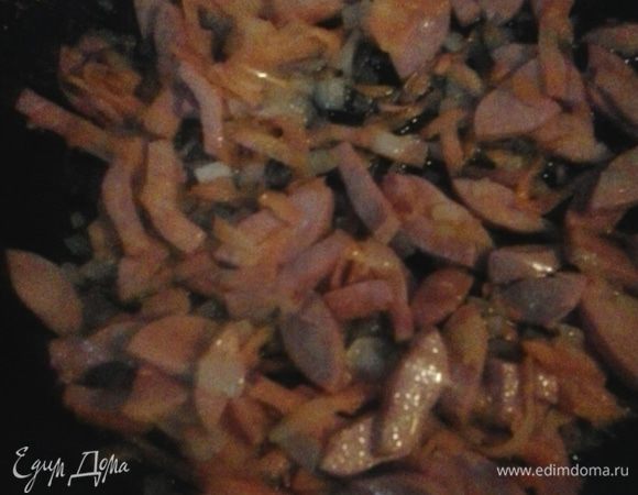 Лук нарезаем кубиками. Морковь натираем на крупной терке, сосиски нарезать соломкой (вместо сосисок можно использовать бекон или колбасу). Все обжариваем на растительном масле.