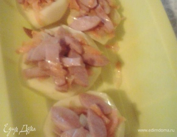 Начиняем наш картофель начинкой и ставим в любую форму для запекания. 