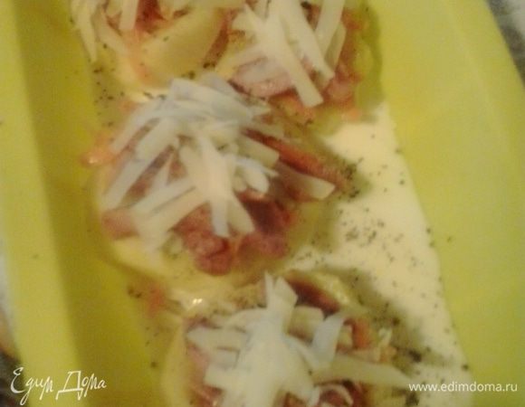 Картофель посыпаем сушеным базиликом и тертым сыром. Вместо сыра картофель можно просто смазать майонезом, тоже очень вкусно. Заливаем сливками. Можно слегка присалить. и отправляем в предварительно разогретую до 180 градусов духовку где-то на 30-35 минут. За это время сливки выпаряться. а картофель станет сочным, мягким и вкусным!!!  