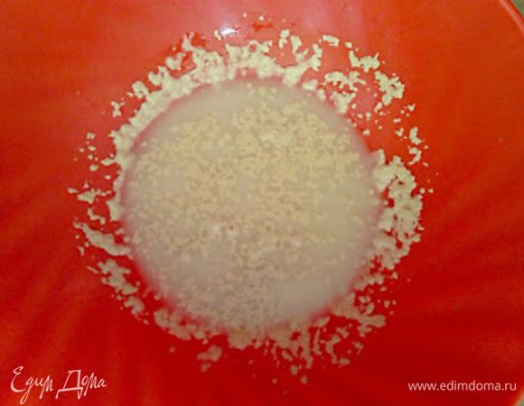 В миску высыпать дрожжи, налить теплой воды.