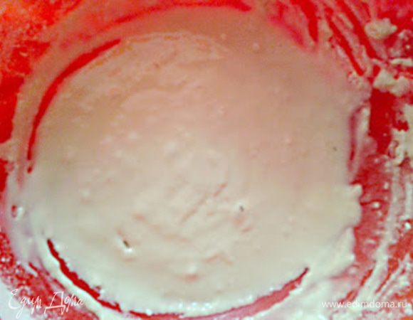 Просеять 100 грамм муки и размешать. Накрыть и поставить в теплое место на 30 минут.