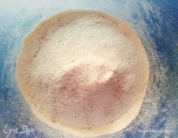 В другую миску просеять остальную муку, добавить соль, перец и перемешать.