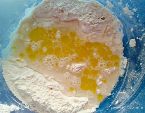 Сделать углубление в муке, налить оливковое масло, воду и добавить опару.